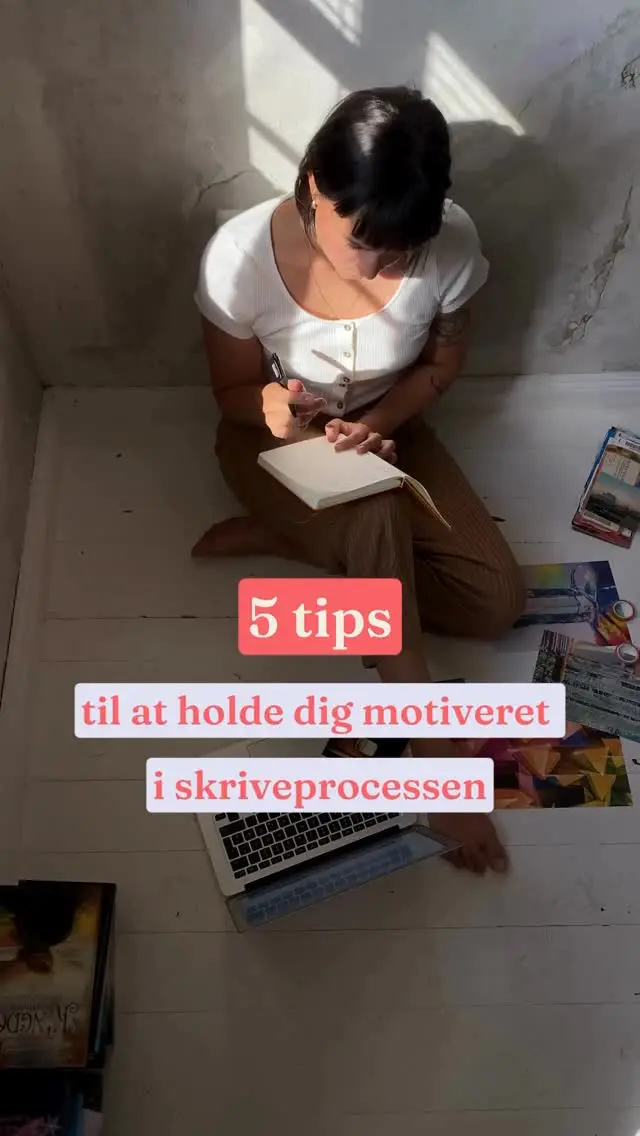✍️ Du er sikkert topmotiveret i starten, og det kan næsten ikke gå hurtigt nok med at komme i gang med at skrive!🤩📝 

Alligevel vil der helt sikkert komme faser, hvor dit skriveflow går mere eller mindre i stå. Den frygtede skriveblokering har ramt. Hvad kan du gøre ved det?👇

👉🏻 1 | Etablér en skriverutine: Skriv tidligt hver morgen, eller sæt altid fredag eftermiddag af til at skrive. Hvis du har faste aftaler med dig selv (eller en skrivemakker), er det lettere at indarbejde skrivning i din daglige rutine. Hvis du derimod forventer at skrive hver gang, der opstår et ledigt minut, kan det skabe frustration, hvis du alligevel ikke har tid i en travl hverdag.

👉🏻 2 | Mind dig selv om dine succeser indtil nu: Hvis du tvivler på din historie eller dit talent, så fokuser på det, du allerede har opnået. Læs dine yndlingspassager i manuskriptet, noget du er særligt stolt af, eller husk tidligere tekster, som har inspireret andre.

👉🏻 3 | Skriv frit: Nogle gange tager det lidt tid at finde ind i et godt skriveflow. Et effektivt værktøj kan være friskrivning, hvor du bare skriver og lader tankerne flyde – uden mål og uden pres – for på den måde at nedbryde skriveblokeringer.

👉🏻 4 | Sæt klare mål: Hvornår planlægger du tid til research, hvornår skriver du, og hvornår skal det første udkast til manuskriptet være færdigt? Tænk på dit manuskript som et projekt, du organiserer og sætter deadlines for.

👉🏻 5 | Notér din vision: Hvorfor er det vigtigt for dig at skrive denne bog? Formulér eller visualisér din vision. Hvis du bliver i tvivl, eller motivationen daler, kan du minde dig selv om, hvorfor du har valgt at gennemføre dit bogprojekt. Det kan give ny energi og lyst til at skrive videre.

📬 Har du endnu ikke tilmeldt dig vores nyhedsbrev? Så gør det nu via highlight eller link i bio, så du ikke går glip af værdifulde tips, viden og regelmæssige skriveøvelser. ☺️♥️

Har du andre tips til at holde fast i (eller finde tilbage til) et godt skriveflow? Så del dem i kommentarfeltet! 🙌🏻
.
.
.
.
.
#motivation #skrivning #forfatterspire #forfatterliv #dklit #skrivelyst #skriveliv #bogglæde #bogelskere #danskebøger #danskeforfattere #bookstagram