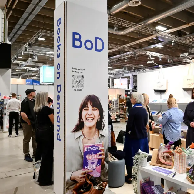 Indtryk fra 2. messedag på Bogforum!🤩📚

✨Dagens highlights✨
👉 Tina fra BoD fortæller om, hvordan man kan udgive en bog i eget regi
👉 Anna Klahn fra @skrivskrivskriv.dk holder live-manuskriptcoaching med modige Rolf og uddeler skrivetips
👉 Meet&greet med stort fremmøde og en masse forfattersnak

Vi takker for en helt fantastisk messedag - særligt TAK til alle jer forfattere, der lagde vejen forbi vores stand🤗

Vi er så klar til endnu en dag i morgen! Kom endelig forbi stand C2-074🥳
.
.
.
.
.
#bogforum #bogforum2025 #forfatterliv #dklit #skrive #skriveglæde