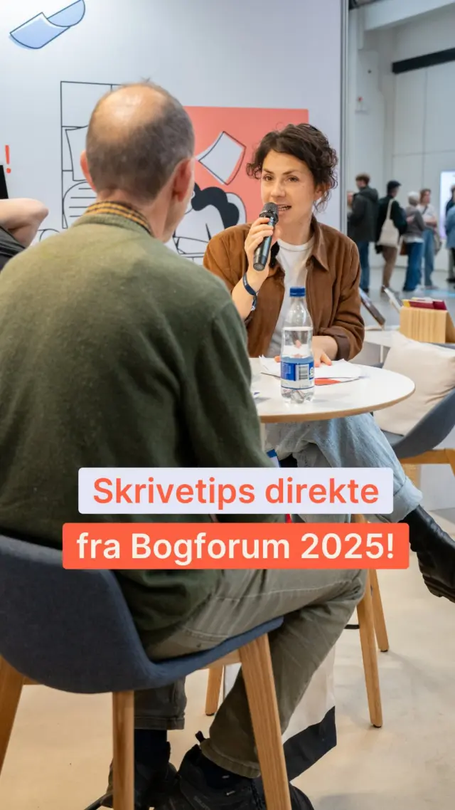 ✨Ekspert-skrivetip: Giv læseren plads til egen fortolkning!📚

På Bogforum 2025 havde vi inviteret forfatter og skrivecoach Anna Klahn fra @skrivskrivskriv.dk til live-manuskriptcoaching med en modig forfatter. Tak til jer begge!👏

✍️ Det kom der en masse gode skrivetips ud af, som vi alle kan lære af. Lyt med i videoen, hvor Anna taler om, hvordan man som forfatter skal passe på med at “overfortælle” en historie.

“Troværdigheden er endnu større, hvis vi selv får lov til at beslutte os for, hvad det er, der sker” - Anna Klahn, Bogforum 2025

👀 Kan du som læser også bedst lide, når noget af fortolkningen er overladt til din egen fantasi?
.
.
.
.
.
#kreativskrivning #bøger #bøgerbøgerbøger #litteratur #dklit #forfatter #forfatterliv #forfatterspire #bogelsker #bookstagram #book #bogsnak #skrivning #skrive #skrivetips #skriveøvelser
