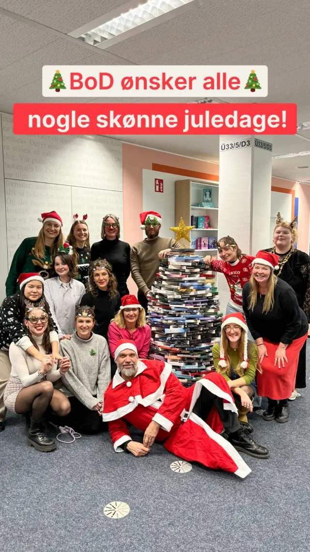 … og det blev vildere og vildere😄 BoD ønsker alle nogle fantastiske juledage, uanset hvad planerne er❤️

Ps. Hvis I stadig mangler et juletræ her på falderebet, kan I jo prøve at lave et af bøger, lige som det vi har her på kontoret🎄🌟

GLÆDELIG JUL! 🎅
.
.
.
.
#bogelsker #skrivning #forfatterliv #dklit #bookstagrammer