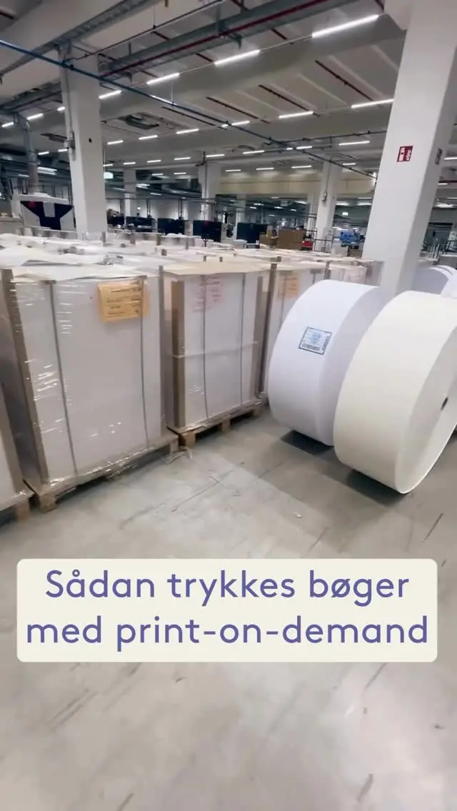 Sådan trykkes bøgerne i vores print-on-demand-trykkeri📚

Det går lynhurtigt, når der skal trykkes op til 35.000 bøger om dagen!😎

Alligevel er det muligt at trykke helt ned til ét eksemplar af gangen pr. bestilling - og netop dét er en af de fascinerende fordele ved print-on-demand!☺️

Har du spørgsmål til trykkeriet? Eller synes du (lige som os😇) bare at det er ret fascinerende? Så skriv endelig en kommentar!🤗

#bogtryk #bogudgivelse #printondemand #bøger #bookstagram