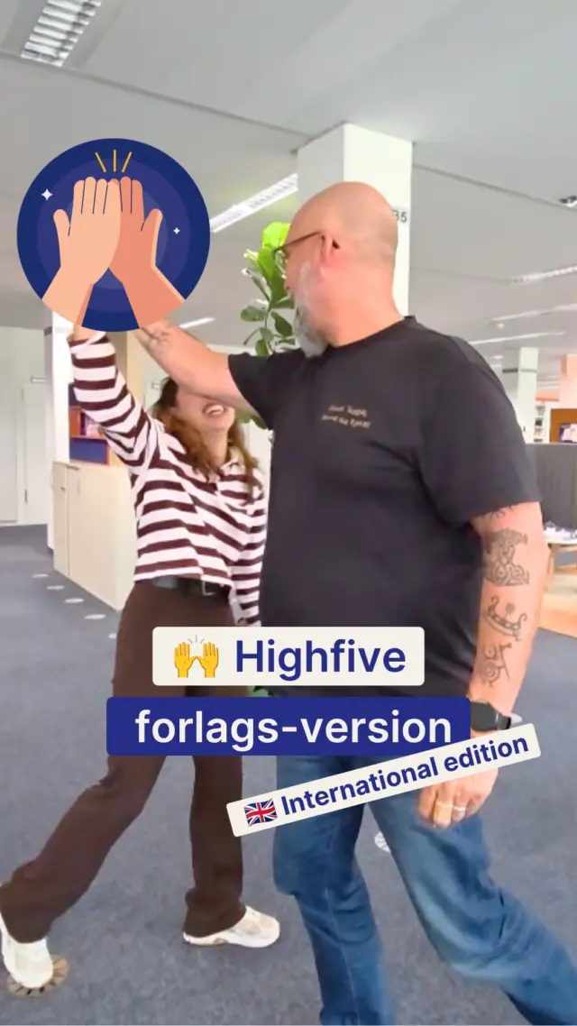 Kom med rundt på kontoret, hvor vi lærer hinanden lidt bedre at kende - med spørgsmål og highfives🙌🤩

Og hey, hvem dømmer ikke en bog på dens cover… Bare lidt?..)🫣